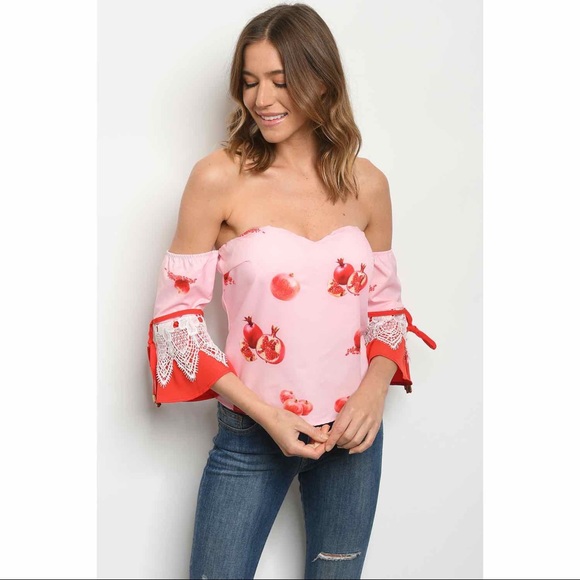 💥sale 💥 Pomegranate pink bell sleeved top - Picture 2 of 3